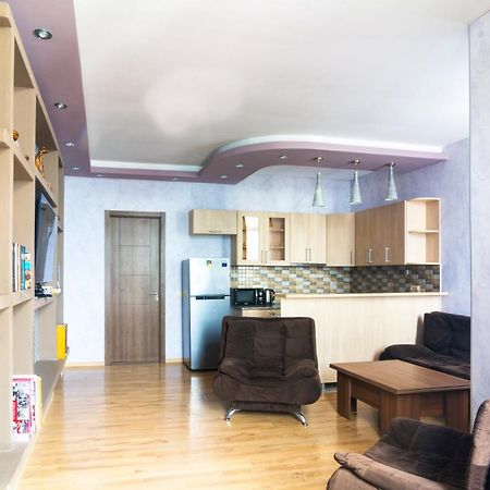 Apartment On Takaishvili Street Batoemi Buitenkant foto