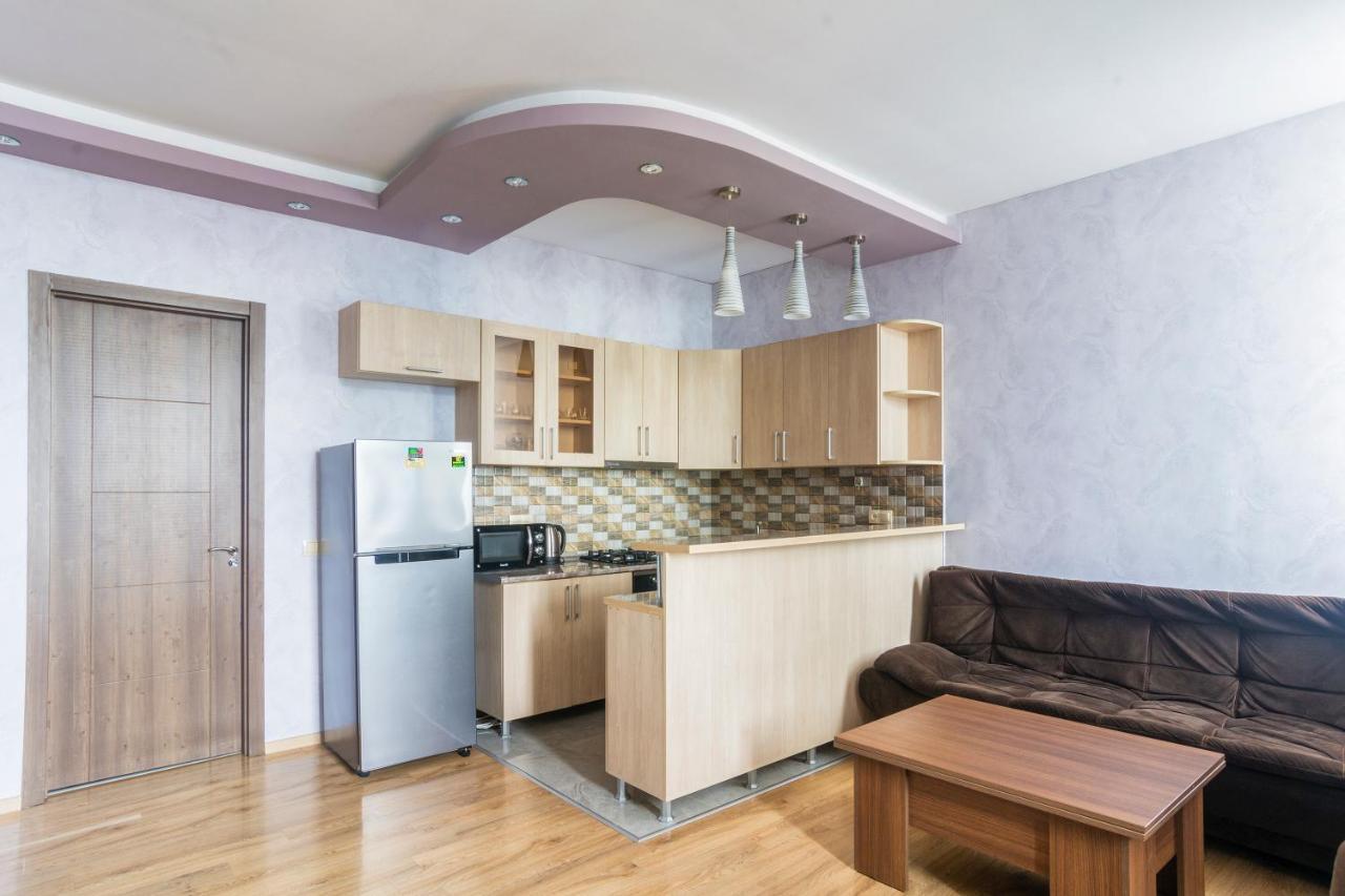 Apartment On Takaishvili Street Batoemi Buitenkant foto
