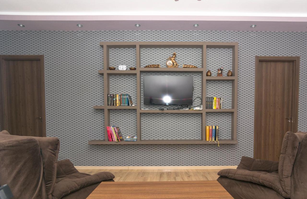 Apartment On Takaishvili Street Batoemi Buitenkant foto